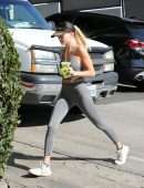 Hailey Baldwin Booty in Tights, Getting a Smoothie at Earthbar in West Hollywood