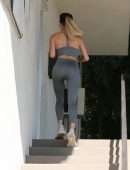Hailey Baldwin Booty in Tights, Getting a Smoothie at Earthbar in West Hollywood