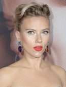 Scarlett Johansson at the Premiere of Netflix's "Marriage Story" in Los Angeles