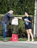 Ariel Winter Leggy, Gets a Delivery to her House in LA
