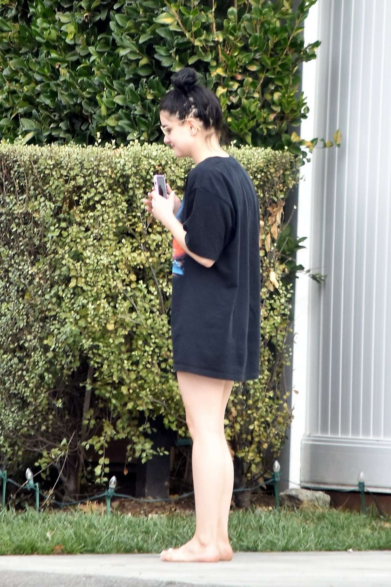 Ariel Winter Leggy, Gets a Delivery to her House in LA