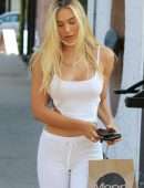 Alexis Ren Booty and Pokies at Moon Juice in Los Angeles
