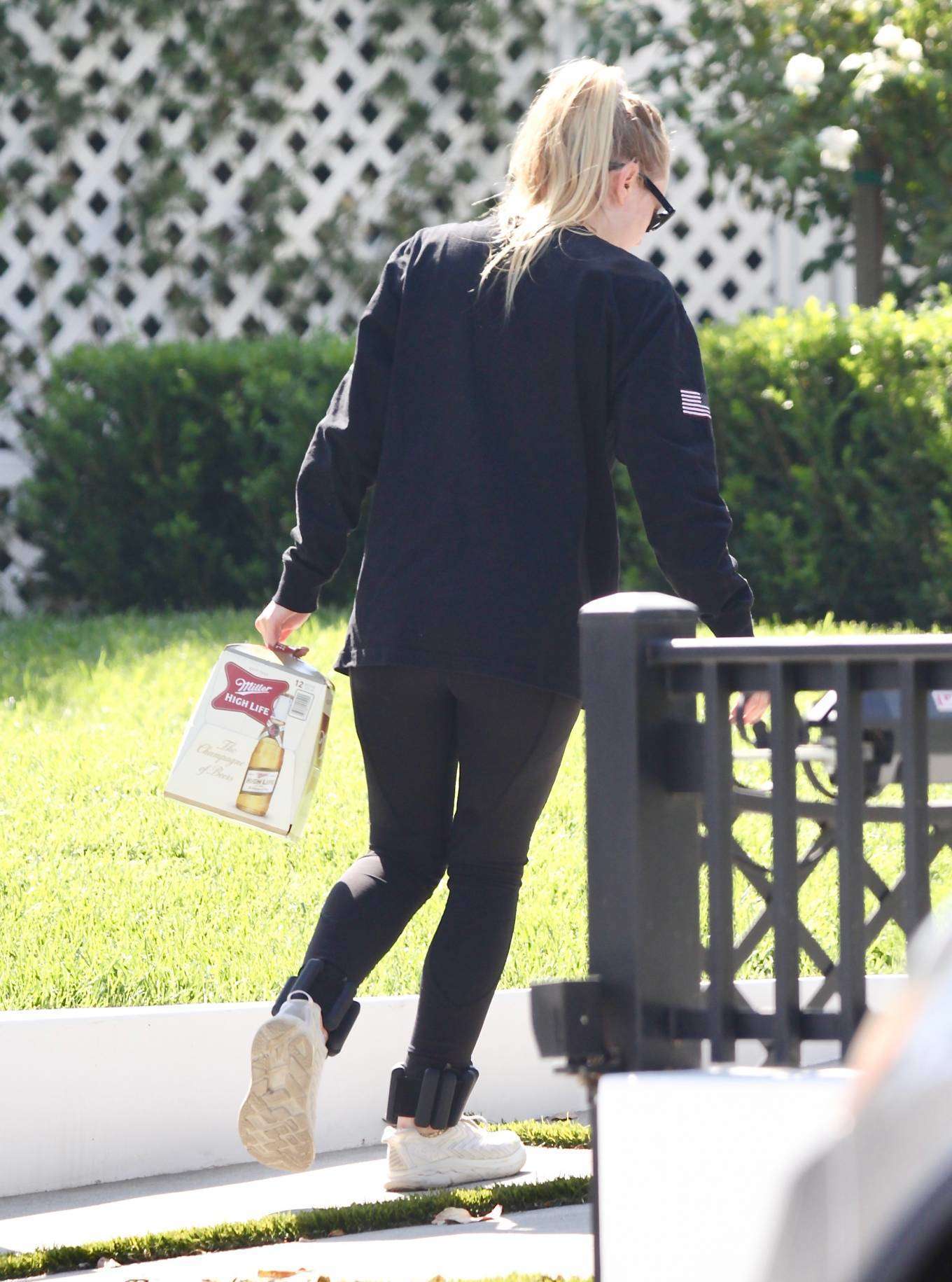 Dakota Fanning Booty, Spotted while taking Beer in Los Angeles