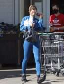 Elisabetta Canalis Booty, Outside Bristol Farms in Beverly Hills