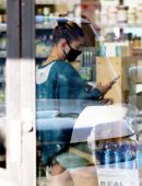 Hailey Bieber Cameltoe at The Juice Bar with Her Gal Pals