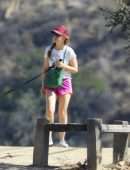 Isla Fisher Walking her Dog in Los Angeles