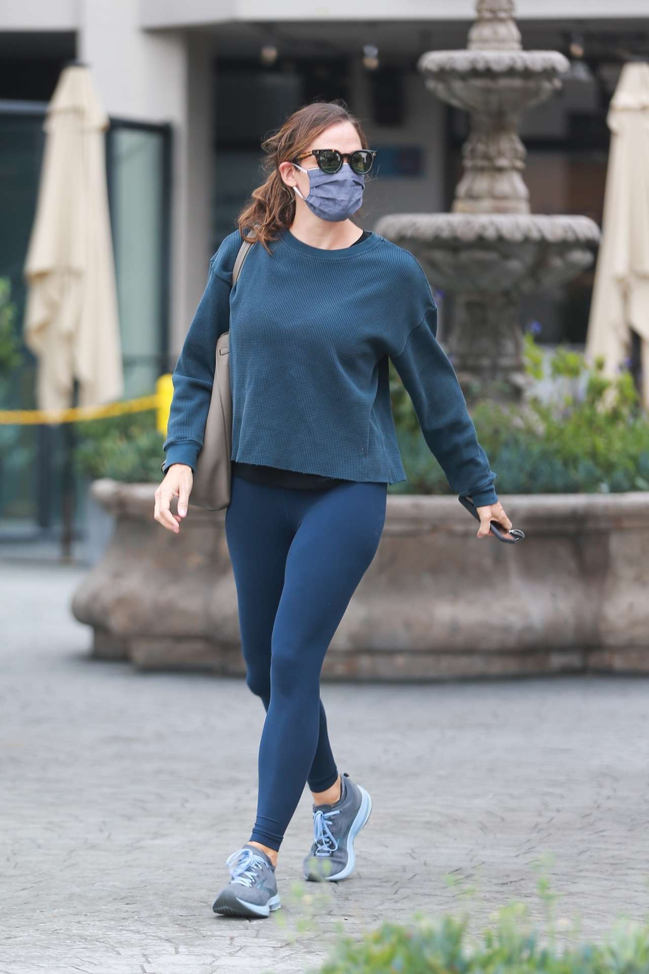 Jennifer Garner Booty, Outside Alfred Coffee in Pacific Palisades