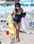 Jennifer Garner in Swimsuit at the Beach in Los Angeles