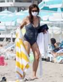 Jennifer Garner in Swimsuit at the Beach in Los Angeles