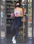 Kaia Gerber Booty in Leggings getting Drinks in West Hollywood
