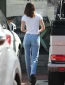 Kendall Jenner in Jeans, Picking up Food in Malibu
