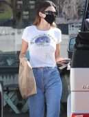 Kendall Jenner in Jeans, Picking up Food in Malibu