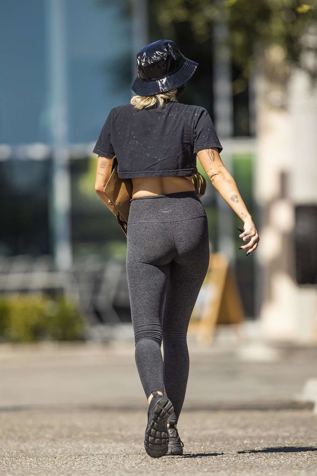 Miley Cyrus Booty, Grocery Shopping with a Friend in Calabasas