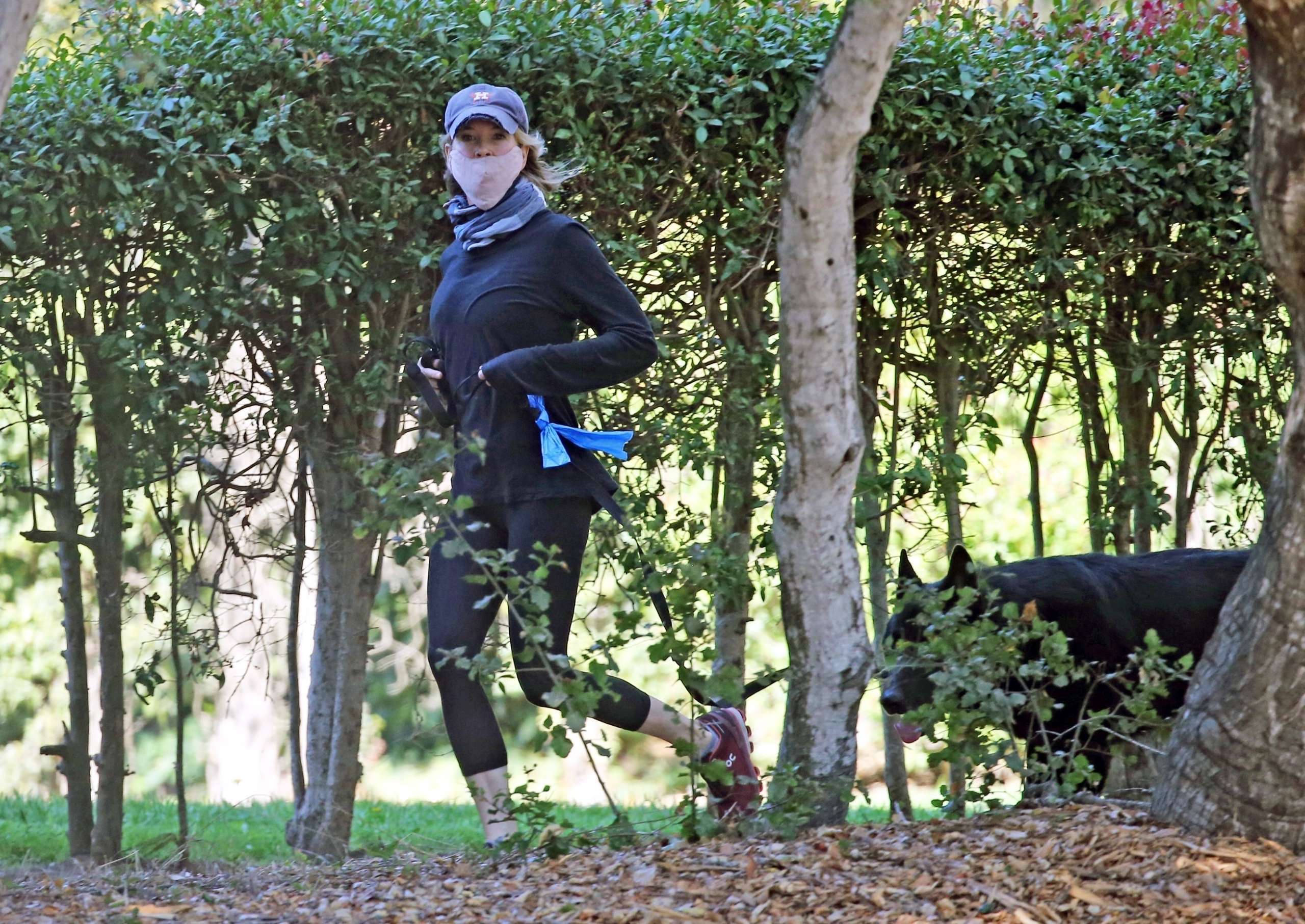 Renee Zellweger Booty, while Walking her Dogs in Santa Monica