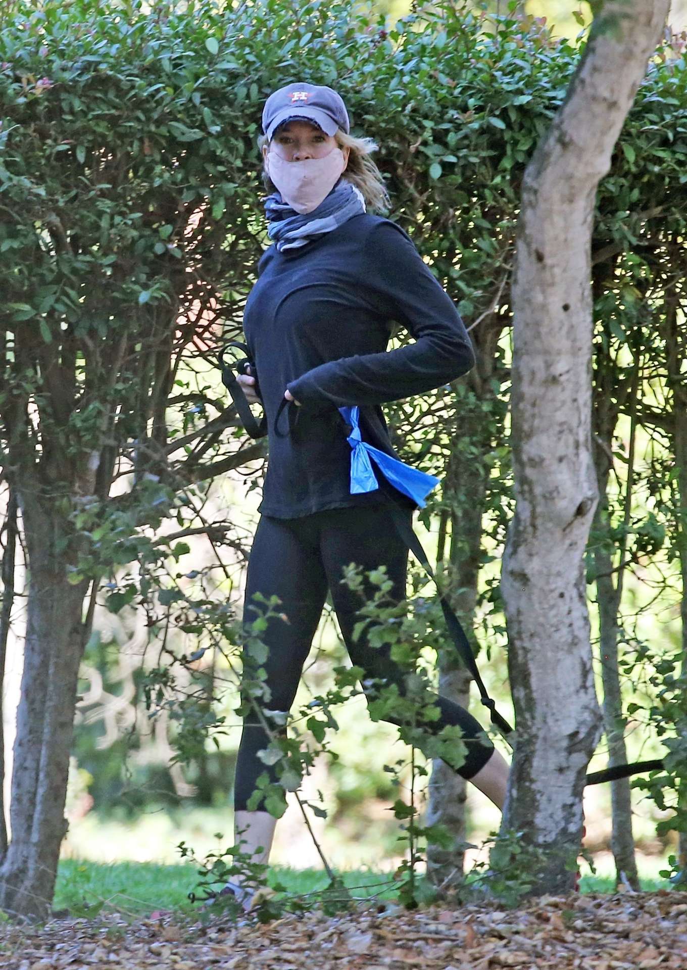 Renee Zellweger Booty, while Walking her Dogs in Santa Monica