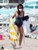 Jennifer Garner in Swimsuit at the Beach in Malibu