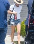 Natalie Portman Leggy, Out in Sydney