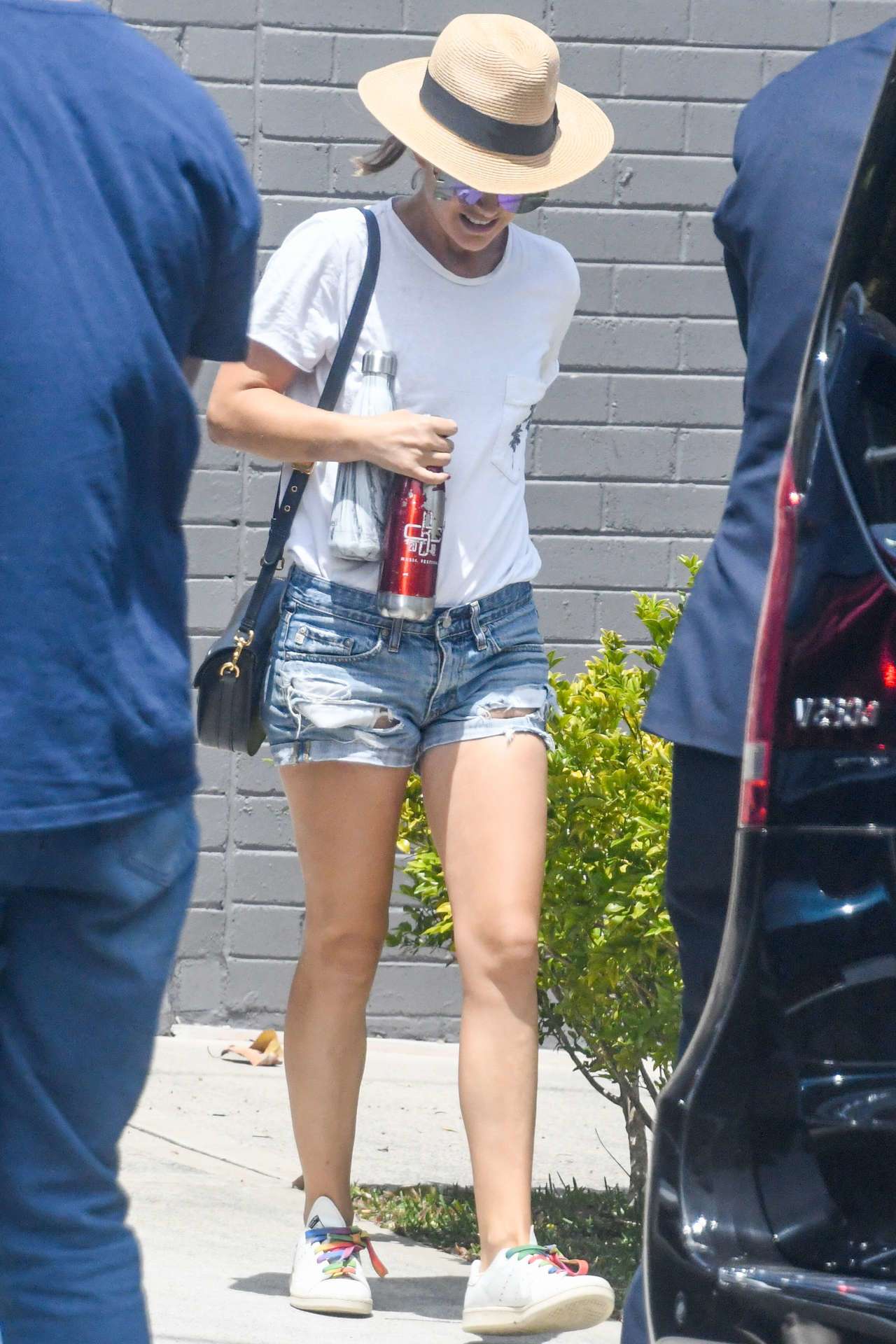 Natalie Portman Leggy, Out in Sydney