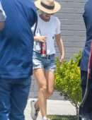 Natalie Portman Leggy, Out in Sydney
