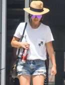 Natalie Portman Leggy, Out in Sydney