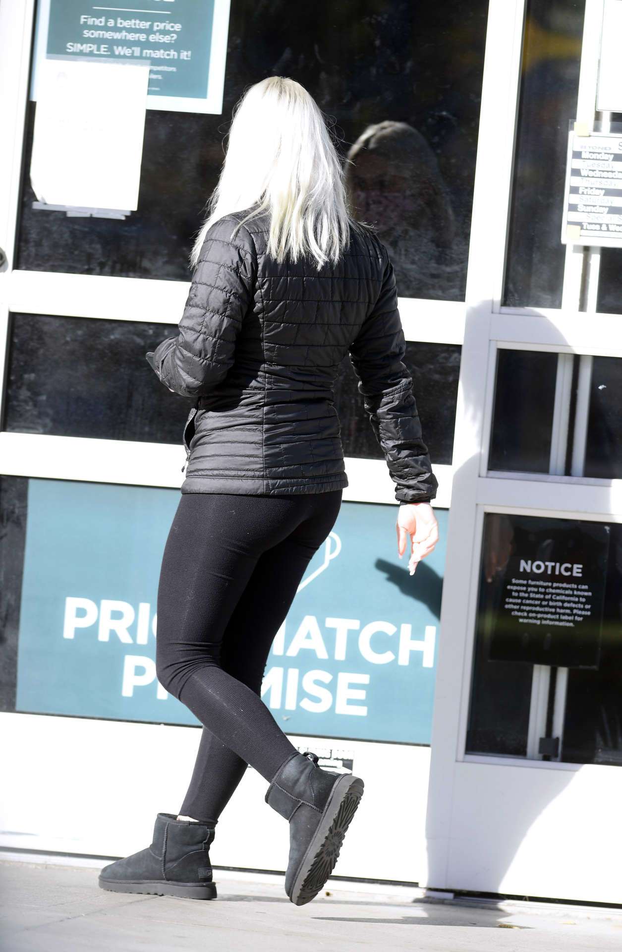 Ariel Winter Booty, Outside Bed, Bath & Beyond in Los Angeles