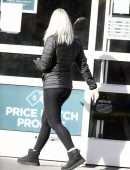 Ariel Winter Booty, Outside Bed, Bath & Beyond in Los Angeles