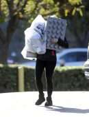 Ariel Winter Booty, Outside Bed, Bath & Beyond in Los Angeles