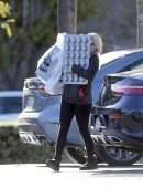 Ariel Winter Booty, Outside Bed, Bath & Beyond in Los Angeles