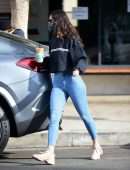 Eiza Gonzalez Booty in Tight Jeans at Alfred’s in West Hollywood