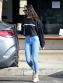 Eiza Gonzalez Booty in Tight Jeans at Alfred’s in West Hollywood