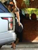 Khloe Kardashian and Kim Kardashian Visiting a Friend in Malibu