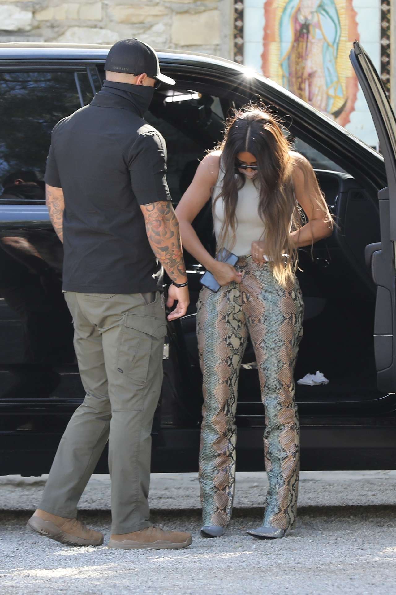 Khloe Kardashian and Kim Kardashian Visiting a Friend in Malibu