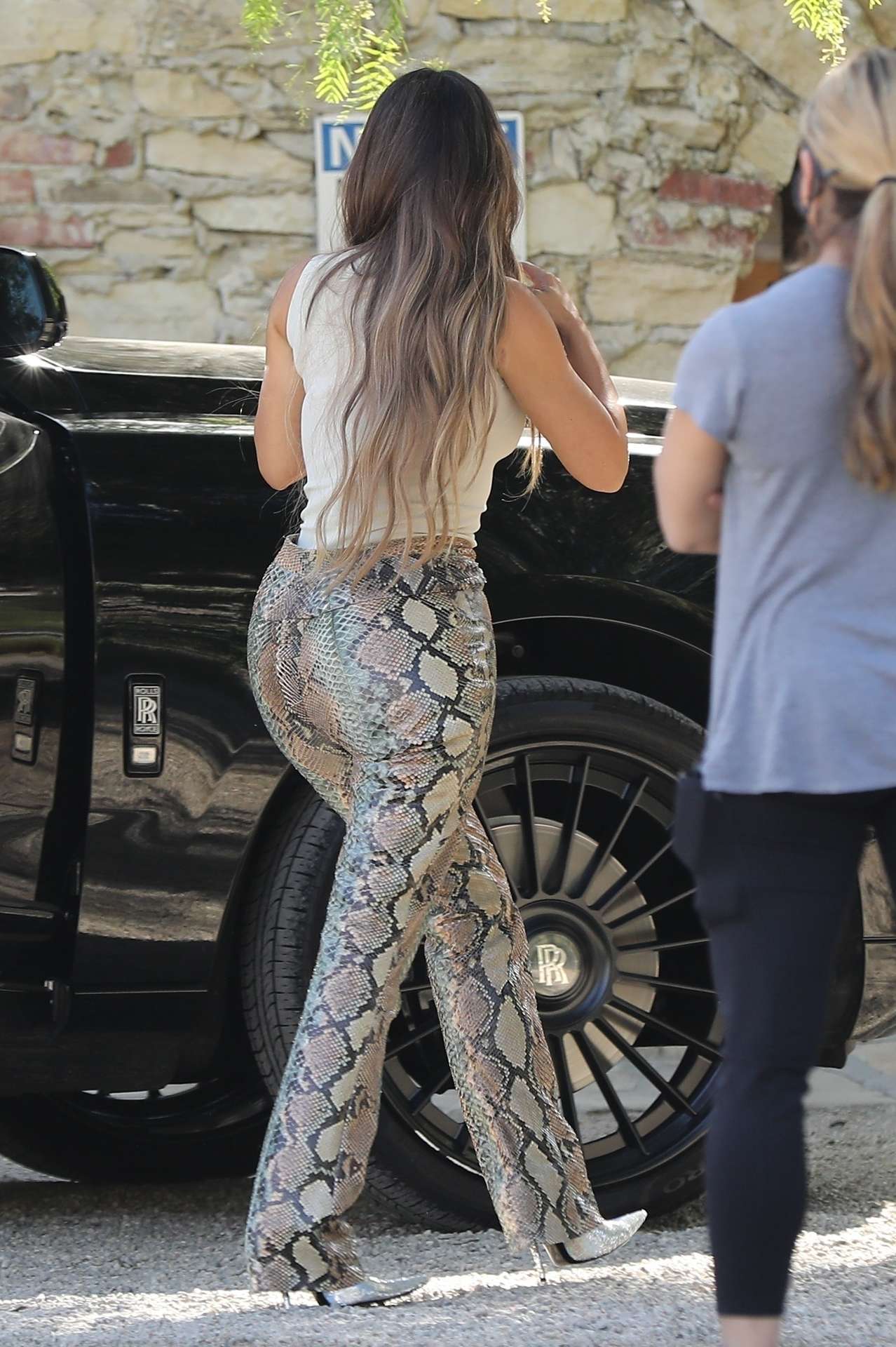 Khloe Kardashian and Kim Kardashian Visiting a Friend in Malibu