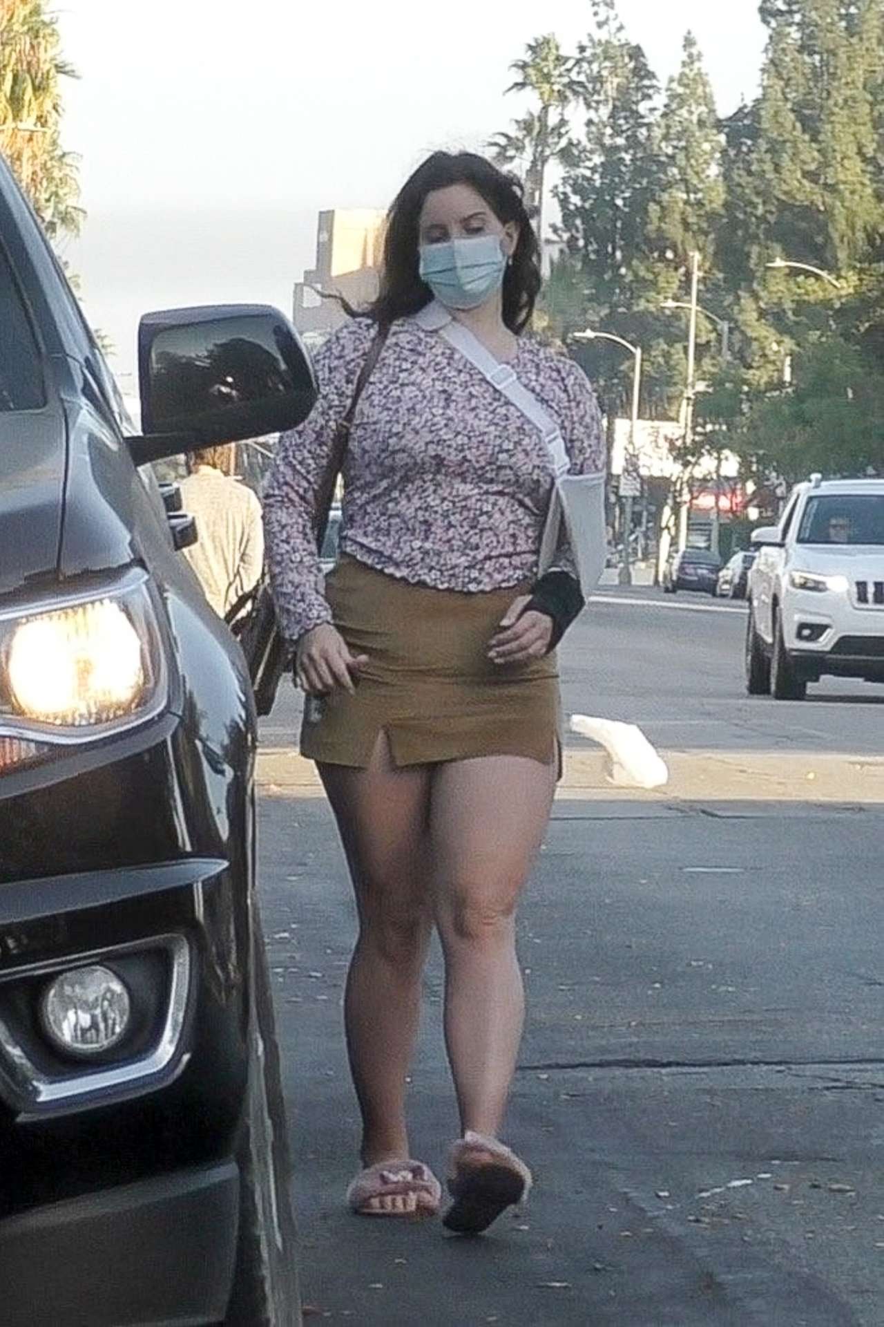 Lana Del Rey Leggy Outside Il Tramezzino in Studio City