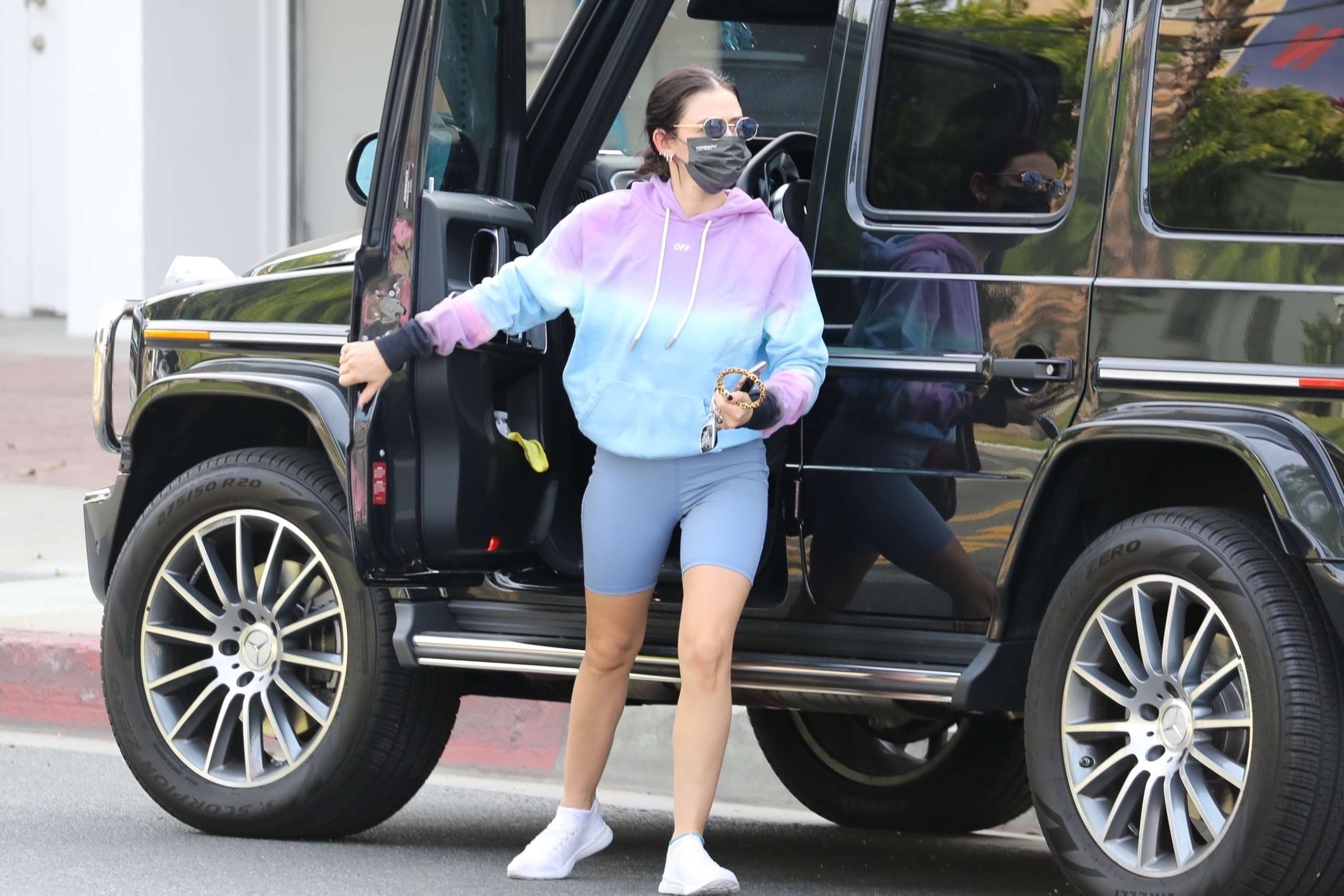 Lucy Hale Booty, Grabs Coffee and Lunch to-go in Hollywood California