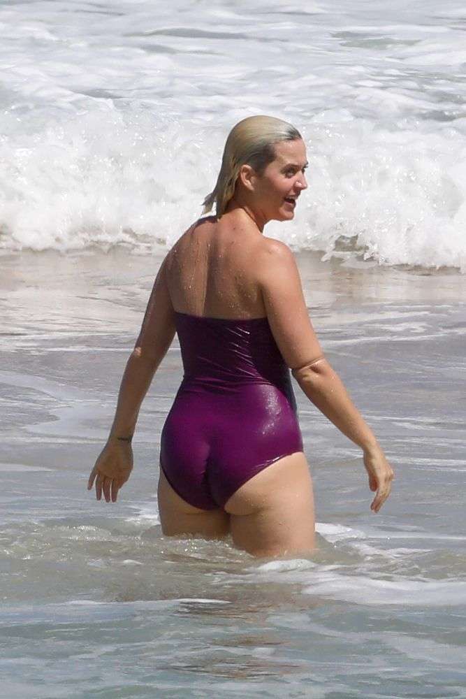 Katy Perry Pokies and Booty in a Swimsuit at a Beach in Hawaii