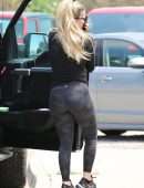 Avril Lavigne at Crystals Store in Malibu