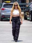 Avril Lavigne Pokies, Out and About in Malibu
