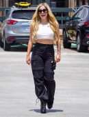 Avril Lavigne Pokies, Out and About in Malibu
