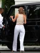Rosie Huntington-Whiteley at San Vicente Bungalows in West Hollywood