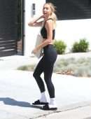 Alexis Ren Booty in Tights in Gym Outfit