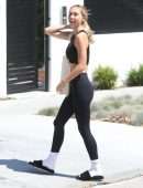 Alexis Ren Booty in Tights in Gym Outfit