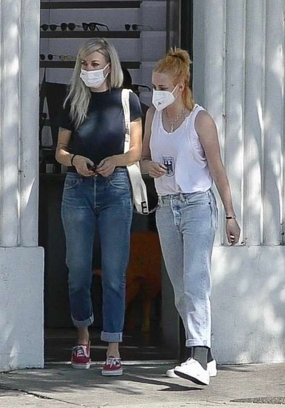 Kristen Stewart Shopping with her Girlfriend Dylan Meyer in Los Feliz