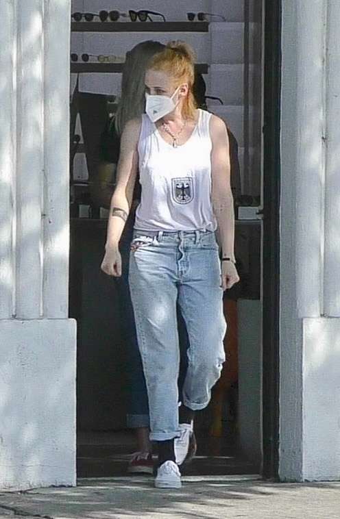 Kristen Stewart Shopping with her Girlfriend Dylan Meyer in Los Feliz