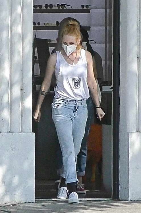 Kristen Stewart Shopping with her Girlfriend Dylan Meyer in Los Feliz