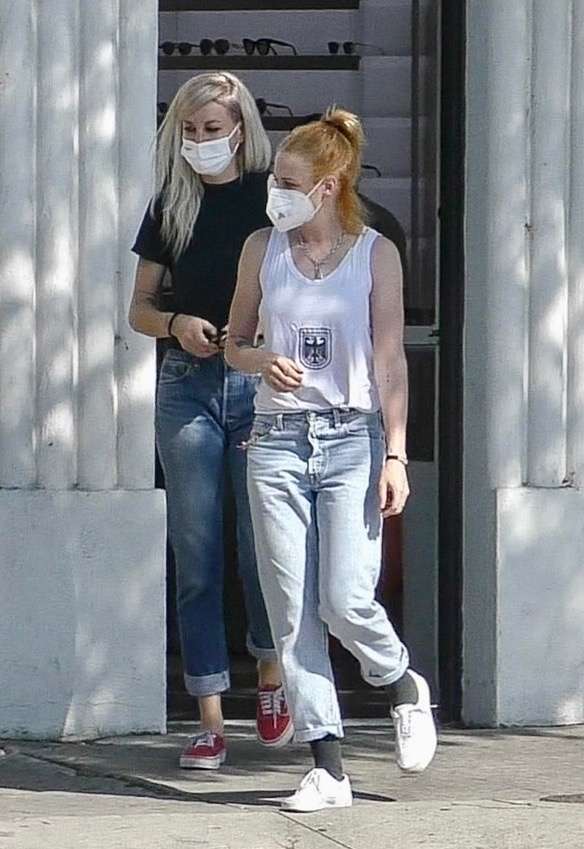 Kristen Stewart Shopping with her Girlfriend Dylan Meyer in Los Feliz