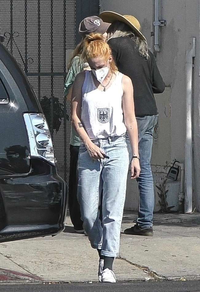 Kristen Stewart Shopping with her Girlfriend Dylan Meyer in Los Feliz
