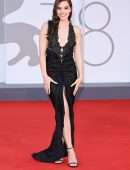 Hailee Steinfeld Beautiful Leggy and Cleavage at “Competencia Oficial” Premiere in Venice