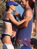 Natalie Portman and husband Benjamin Millepied Kissing on a Beach in Sydney