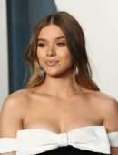 Hailee Steinfeld Pretty at 2022 Vanity Fair Oscar Party in Beverly Hills
